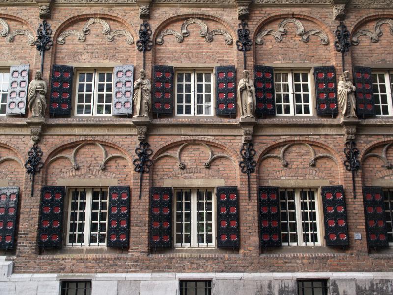Nijmegen, Netherlands: Latijnse School (Stedelijk Gymnasium, Sint Stevenskerkhof 2): windows (1554-1555, architect Herman van Herengraves, restored 1975)