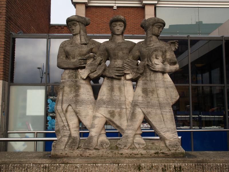 Nijmegen, Netherlands: train station (Stationsplein): three standing figures (1953, sculptor Jo Uiterwaal)
