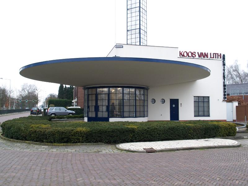 Nijmegen, Netherlands: Tankstelle Auto Palace (gas station): view (Neuen Sachlichkeit style, 1936, architects B.J. Meerman and J. van der Pijll; gas station closed 1977; restored 1993 by Architektenbureau Koos van Lith)