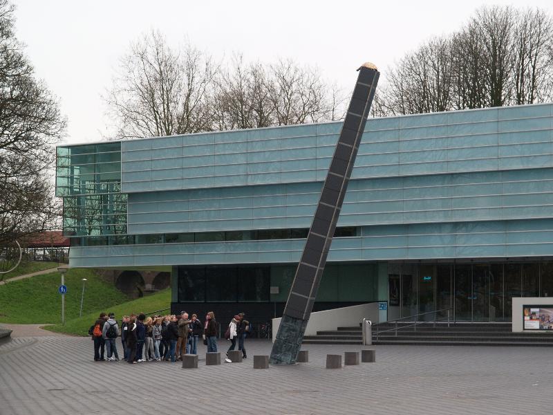 Nijmegen, Netherlands: Museum het Valkhof (Kelfkensbos): entrance area (1995-1999, UNStudio, Ben van Berkel) (with sculpture 'De Godenpijler', 'God Pillar', 2006, Ram Katzir)
