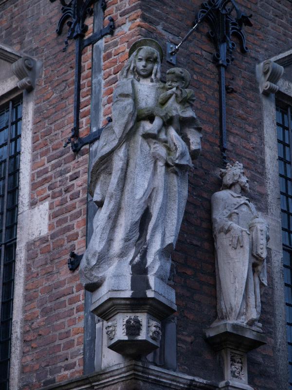 Nijmegen, Netherlands: Stadhuis (Burchstraat 20): Mariabeeld (Madonna and child) (1953, sculptor Albert Termote)