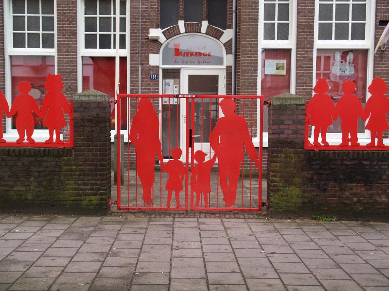 Nijmegen, Netherlands: Kastell Kiekeboe (Gerard Noodtstraat 125): school gate and fence