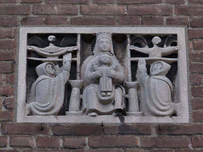 Nijmegen, Netherlands: Doddendaal 20-124: Tronende madonna (throned madonna) (1950, Joop Goldenbeld)