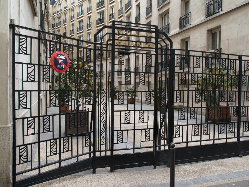 Paris, France: Villa Chanez: gate