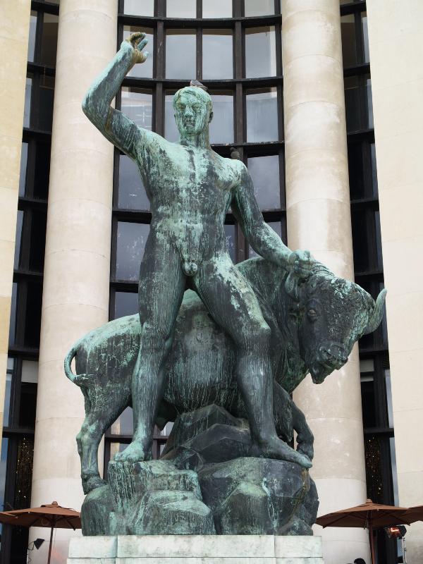 Paris, France: Palais de Chaillot, Place du Trocadero et du 11 Novembre (Place des Droits de l'Homme): Hercules overcoming a bison (1937, sculptor Albert Pommier)