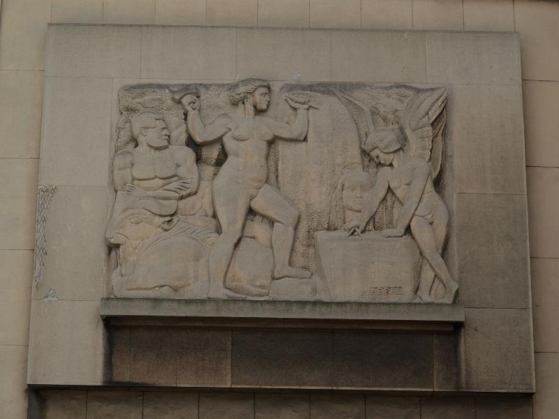 Paris, France: Palais de Chaillot, Place du Trocadero et du 11 Novembre (Place des Droits de l'Homme): La Sculpture (1937, sculptor Andre Abbal)