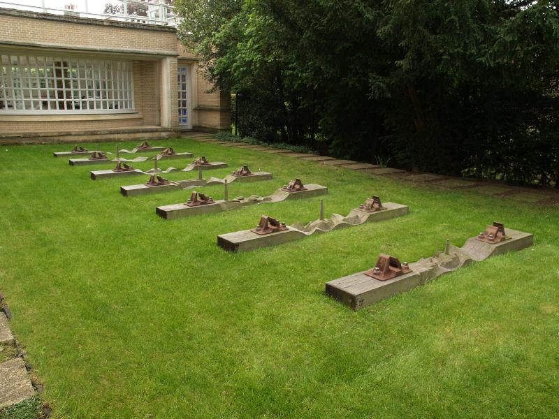 Cambridge, England: Jesus College: Coastal Path (1986, sculptor Keir Smith)