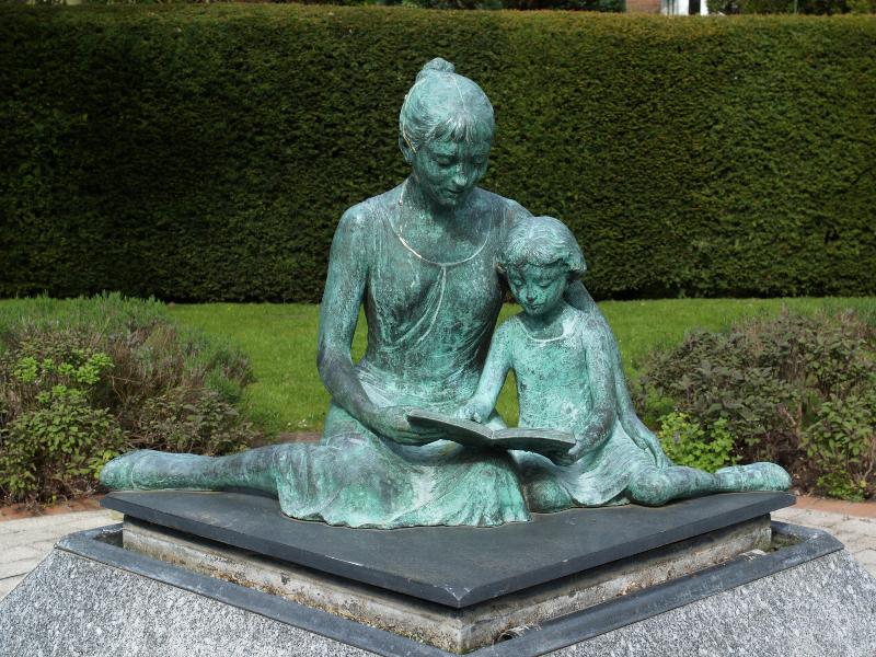 Cambridge, England: Clare Hall: Mother and Child (1996, sculptor Nathan David)