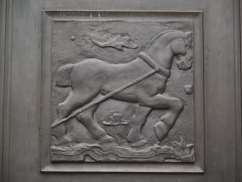 Cambridge, England: Guildhall: horse pulling plough (1933, sculptor Gertrude Hermes)