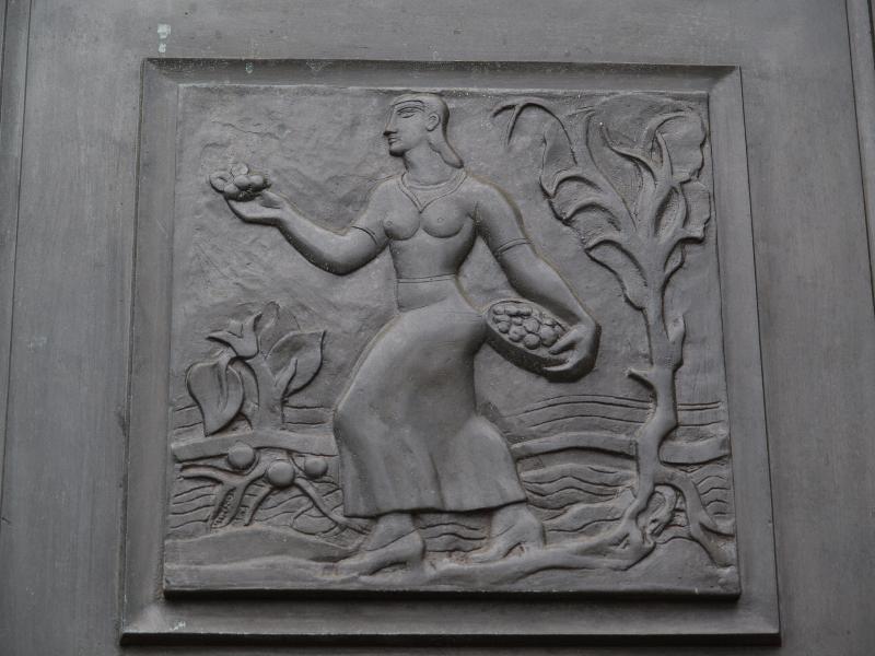 Cambridge, England: Guildhall: woman harvesting (1933, sculptor Gertrude Hermes)