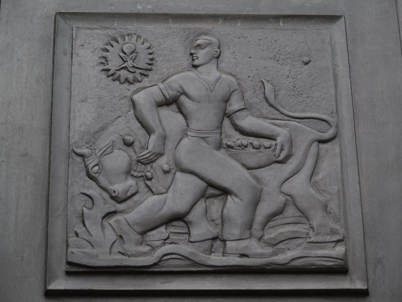 Cambridge, England: Guildhall: man in field (1933, sculptor Gertrude Hermes)