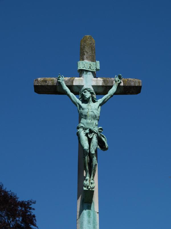 Cambridge, England: St Giles Church: crucifixion, WWI memorial (1920, architect Bodley and Hare)