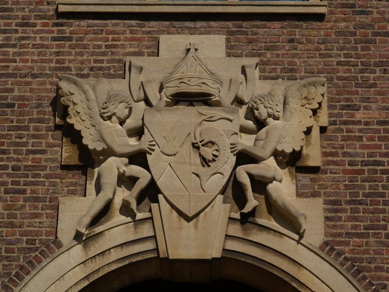 Cambridge, England: St John's College: coat of arms with two angels (1939, sculptor Eric Gill)
