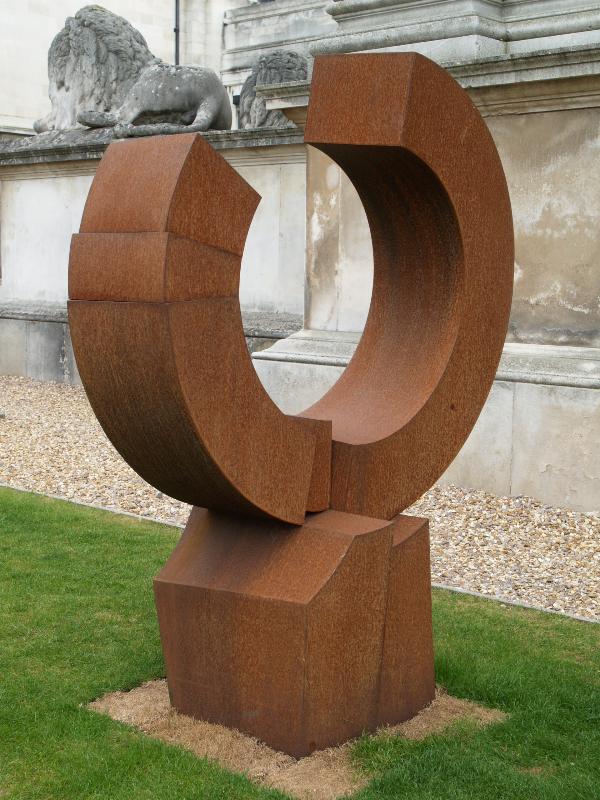 Cambridge, England: Fitzwilliam Museum: Rotating Circle (2004, sculptor Andrew Stonyer)