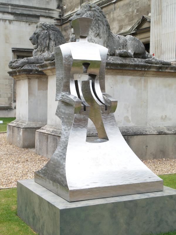Cambridge, England: Fitzwilliam Museum: Mother and Child (2009, sculptor Johannes von Stumm)