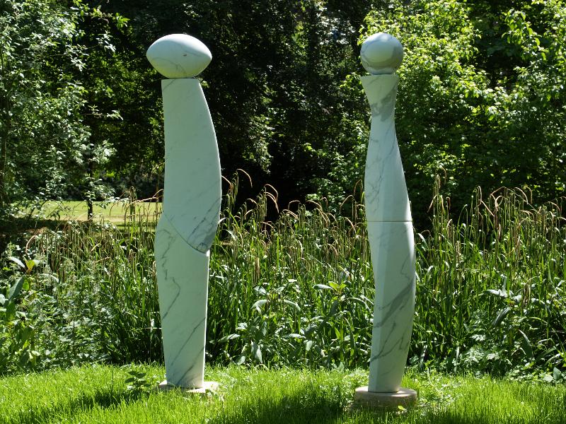 Cambridge, England: Robinson College: Conversing Figures (2008, sculptor Cristophe Gordon-Brown)
