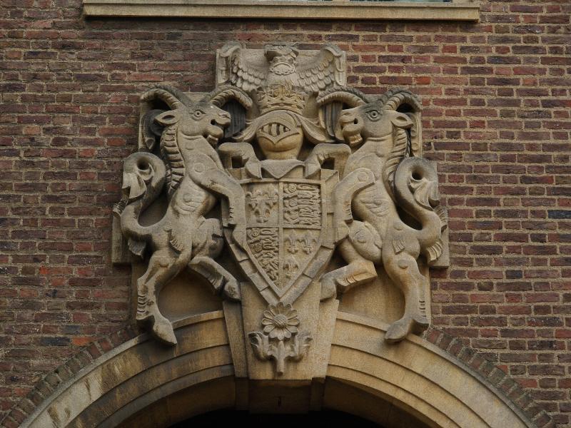 Cambridge, England: St John's College: coat of arms with yales (1939, sculptor Vernon Hill)