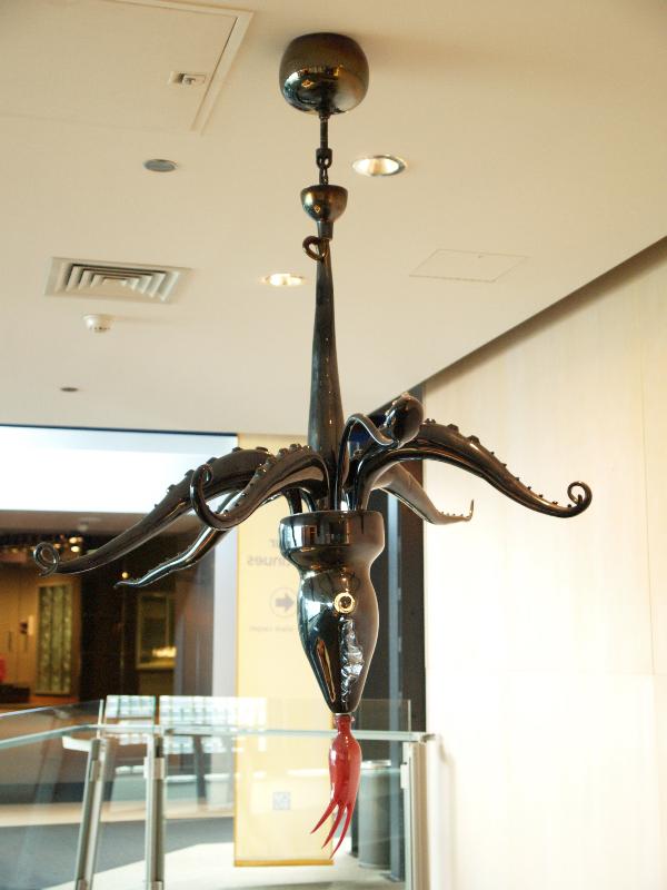 Corning, New York (NY): Corning Museum of Glass: Folpo Nero (Black Octopus) (2003, artist Maria Grazia Rosin)