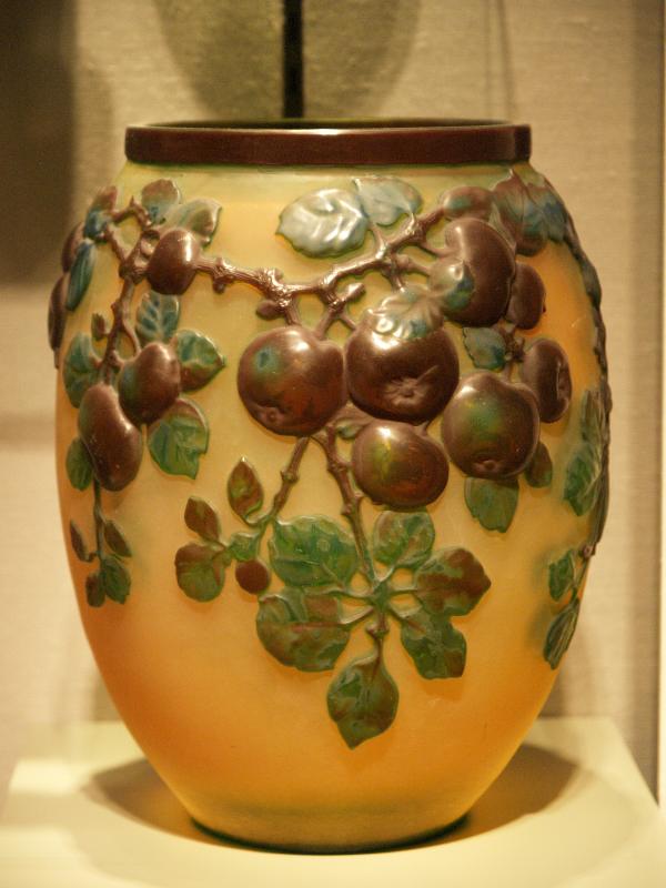 Corning, New York (NY): Corning Museum of Glass: Vase with Apples (about 1920, artist Emile Galle)
