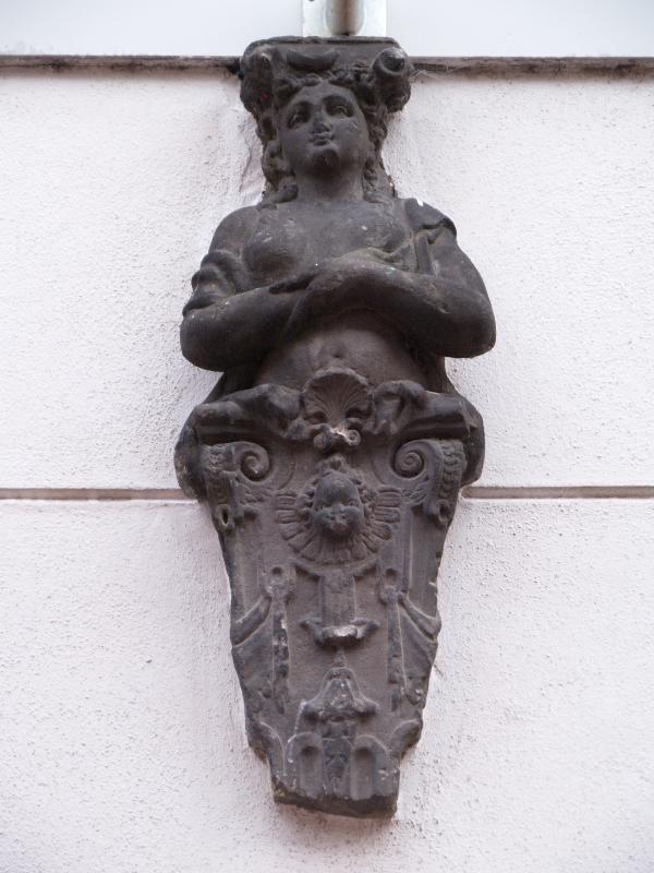 Leiden, Netherlands: Haarlemmerstraat: sculpture from the old town hall (Oude Stadhuis)