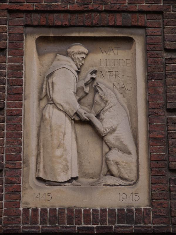 Leiden, Netherlands: Hartebrugkerk: St Francis of Assisi (Sint-Franciscus) and a dog ('Wat Liefde Vermag') (1945)