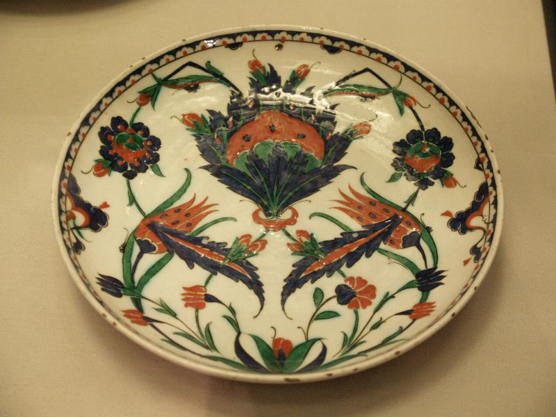 London, England: British Museum: dish (mid-16th century, Iznik, Turkey)