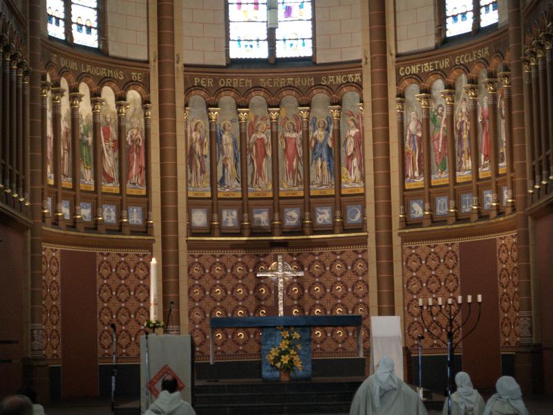 Brussels, Belgium: Saint-Gilles: altar and behind, angels and saints (1923, artist Arthur Van Gramberen)