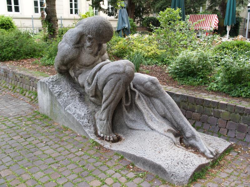 Heidelberg, Germany: Universitaet Heidelberg, Friedrichsbau: reclining male (1907-1908, sculptor Hermann Volz)