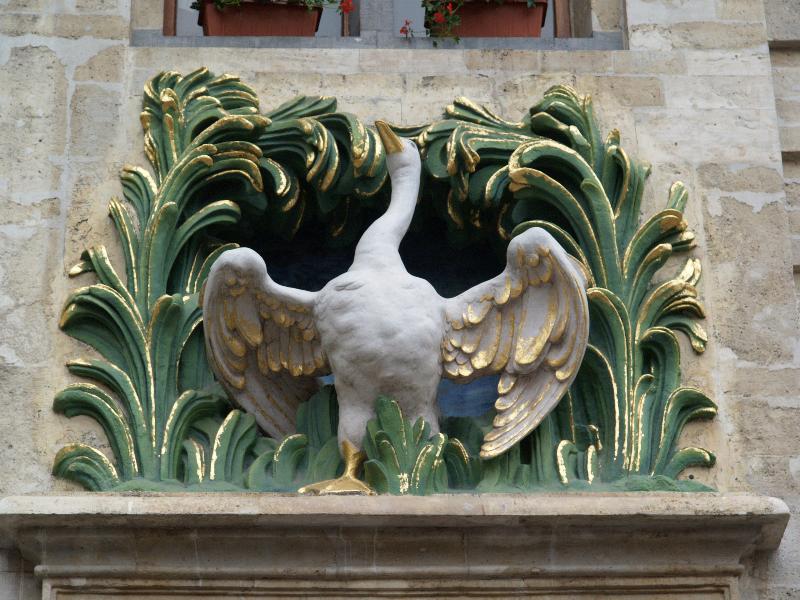 Brussels, Belgium: Grand Place (Grote Markt), The Swan: swan over door