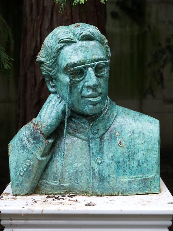 Cambridge, England: Christ's College: Jagadis Chandra Bose (2008, sculptor Biman Das)