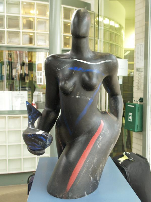 Cambridge, England: Murray Edwards College (was New Hall): Turkhana Woman with Fish (2004, sculptor Vicki Olverson)
