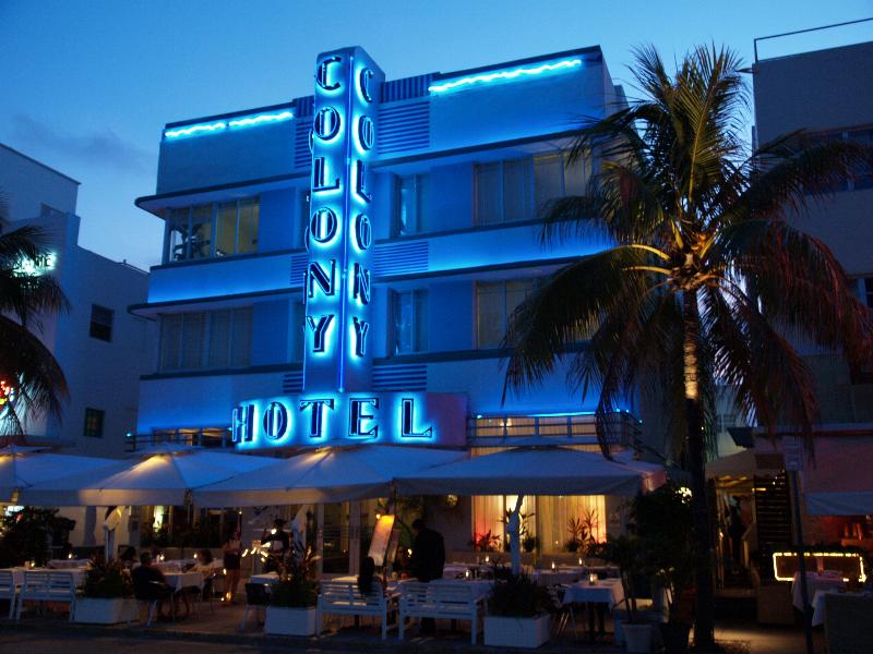 Miami Beach, Florida (FL): Colony Hotel, Ocean Drive: view at night (1935, architect Henry Hohauser)