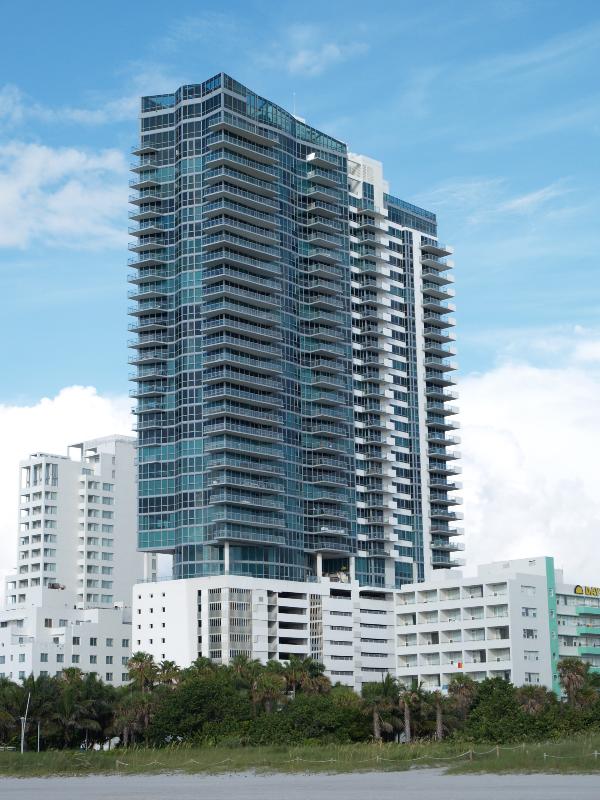 Miami Beach, Florida (FL): The Setai, Collins Avenue: view from the beach (2005, Denniston International, Alayo Architects, Schapiro & Associates)