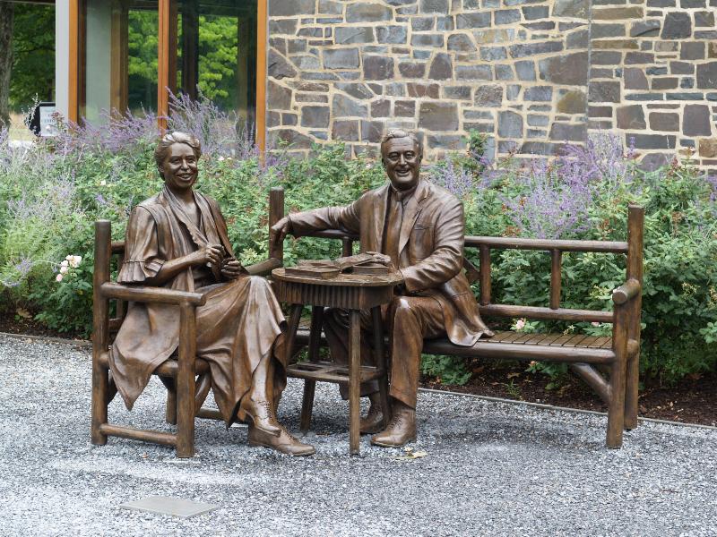 Hyde Park, New York (NY): FDR Presidential Library and Museum: FDR and Eleanor (2003, StudioEIS at the Tallix foundry)