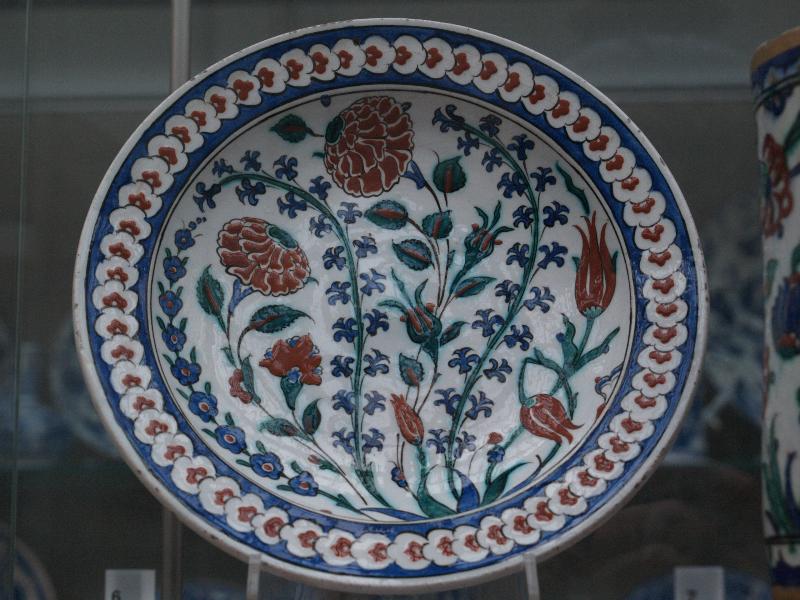 London, England: Victoria and Albert Museum: dish with roses, hyacinths and tulips (1560-1590, Turkey, probably Iznik)