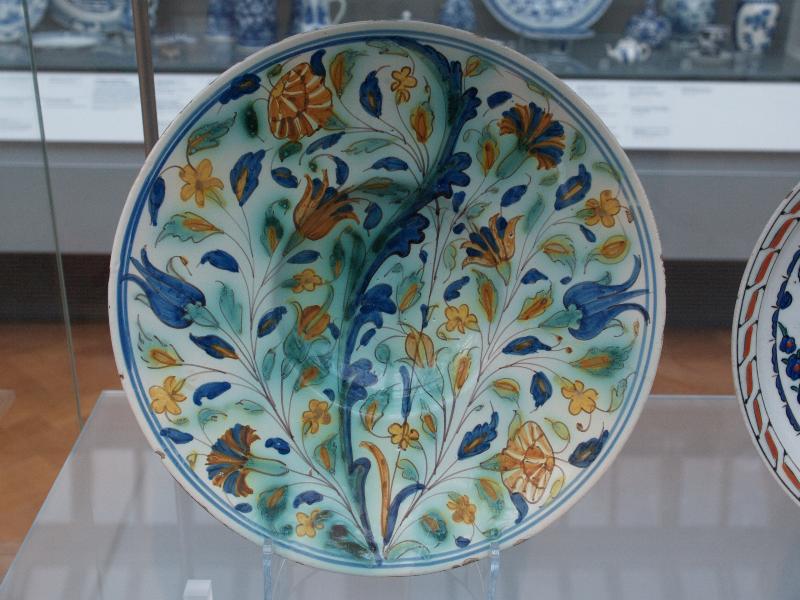London, England: Victoria and Albert Museum: dish decorated in manner of Iznik (1600-1650, Italy, perhaps Padua)