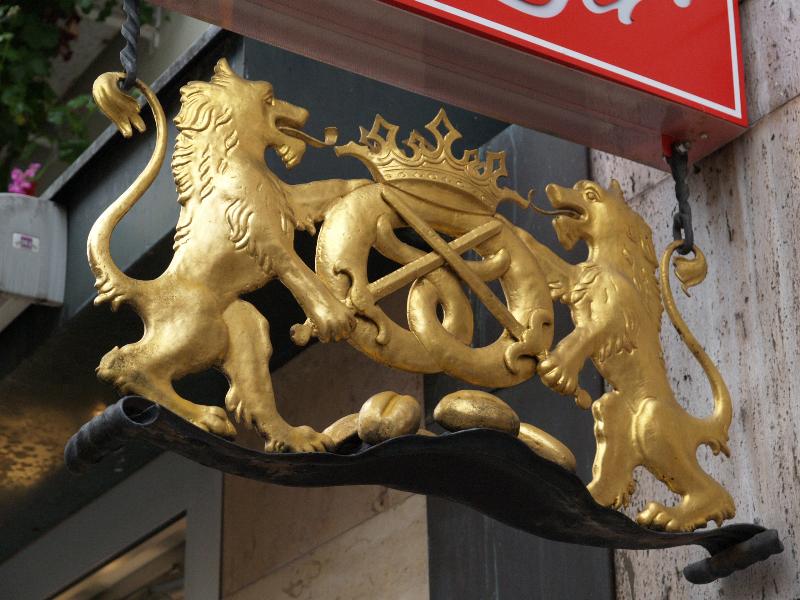 Munster, Germany: Ludgeristrasse, Cafe Pohlmeyers Holzofen: sign with lions