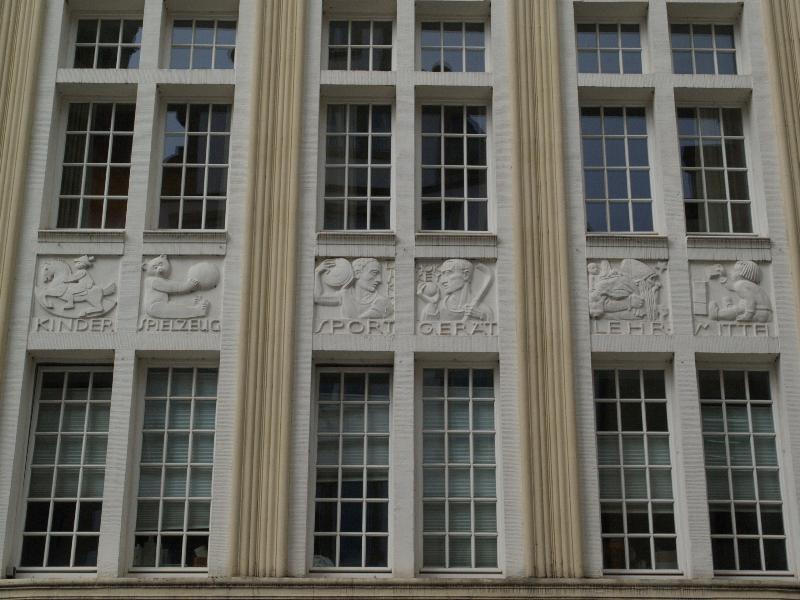 Munster, Germany: Prinzipalmarkt 22: wall relief between floors