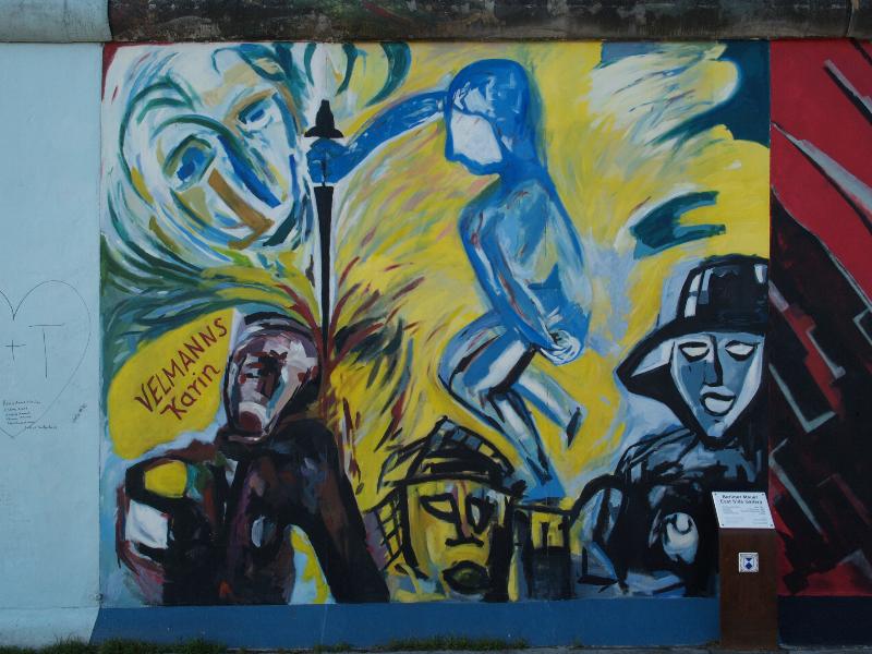 Berlin, Germany: East Side Gallery (Berlin Wall): people (Karin Velmanns)