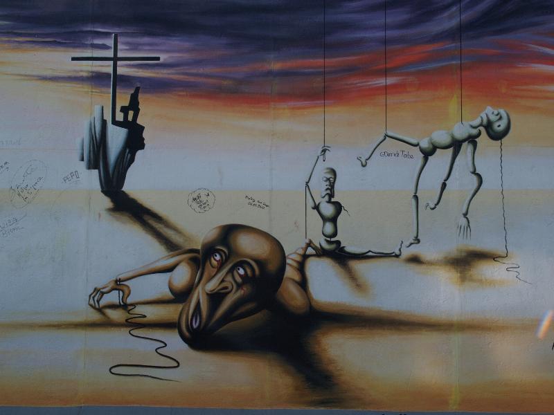 Berlin, Germany: East Side Gallery (Berlin Wall): Marionetten eines abgesetzten Stucks (2000/2009, Marc Engel)