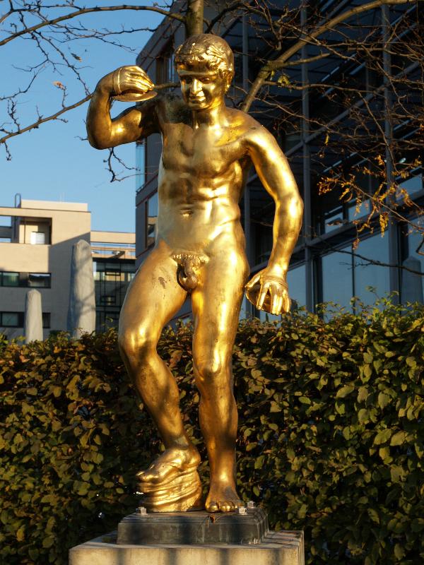 Berlin, Germany: Ebertstrasse, Vertretung des Landes Niedersachsen beim Bund: one of five gold statues from Grosser Garten (Herrenhaeuser Gaerten, Hannover, cast 1689)