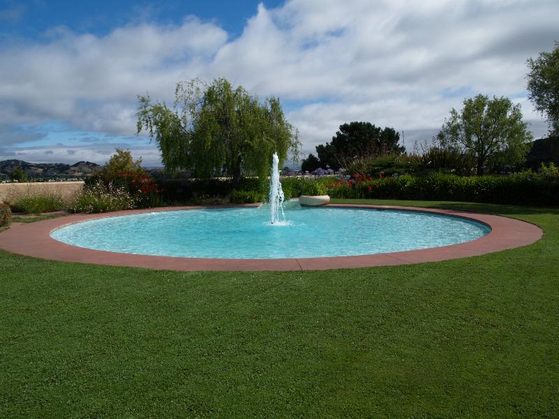 San Rafael, California (CA): Marin County Civic Center: terrace fountain towards view (1960-1962, Frank Lloyd Wright)