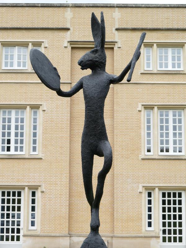 Cambridge, England: Jesus College: Large Left-Handed Drummer (2006, Barry Flanagan)