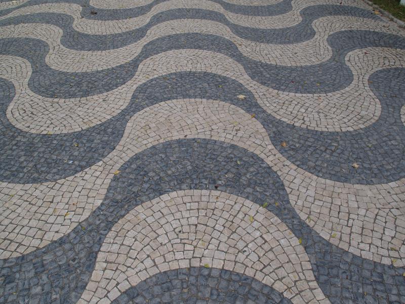 Carcavelos, Portugal: Hotel Praia Mar: black and white pavement