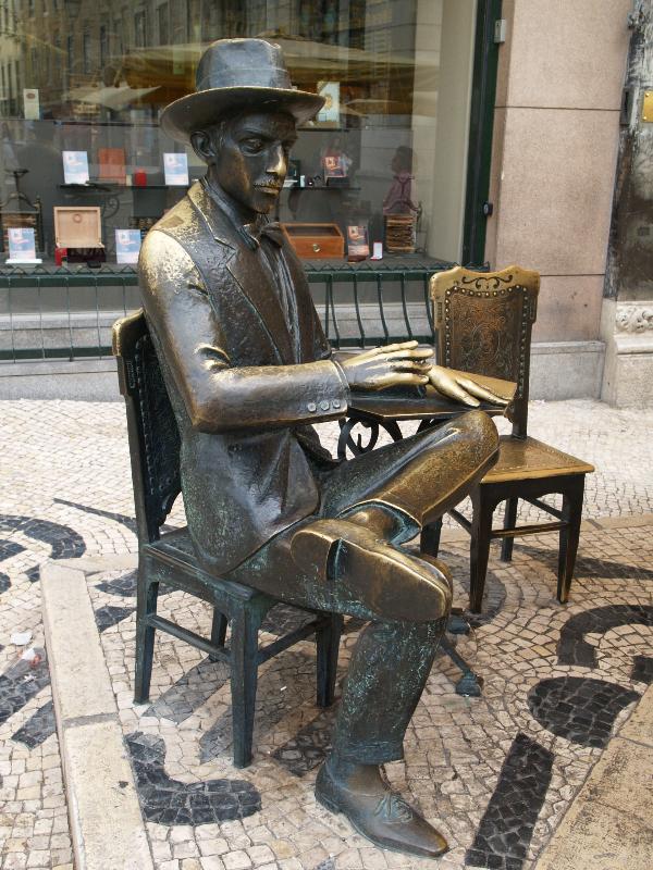 Lisbon, Portugal: Rua Garrett: Fernando Pessoa (1988, sculptor Lagoa Henriques)
