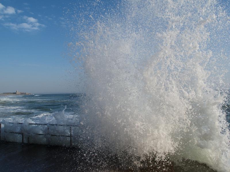 Carcavelos, Portugal: beach: crashing wave