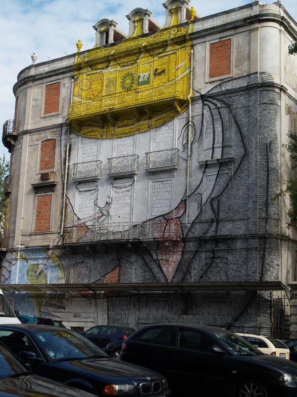 Lisbon, Portugal: Avenida Fontes Pereira de Melo: King Oil on side of building