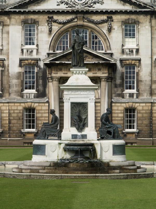 Cambridge, England: King's College: fountain