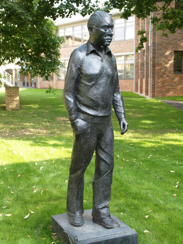 Cambridge, England: Institute of Astronomy: Fred Hoyle (1992, sculptor Sheila Solomon)