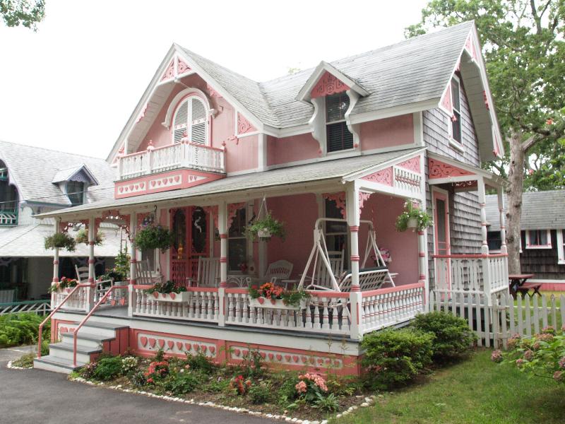 Oak Bluffs, Massachusetts (MA): Martha's Vineyard Camp Meeting Association (Wesleyan Grove): pink heart house